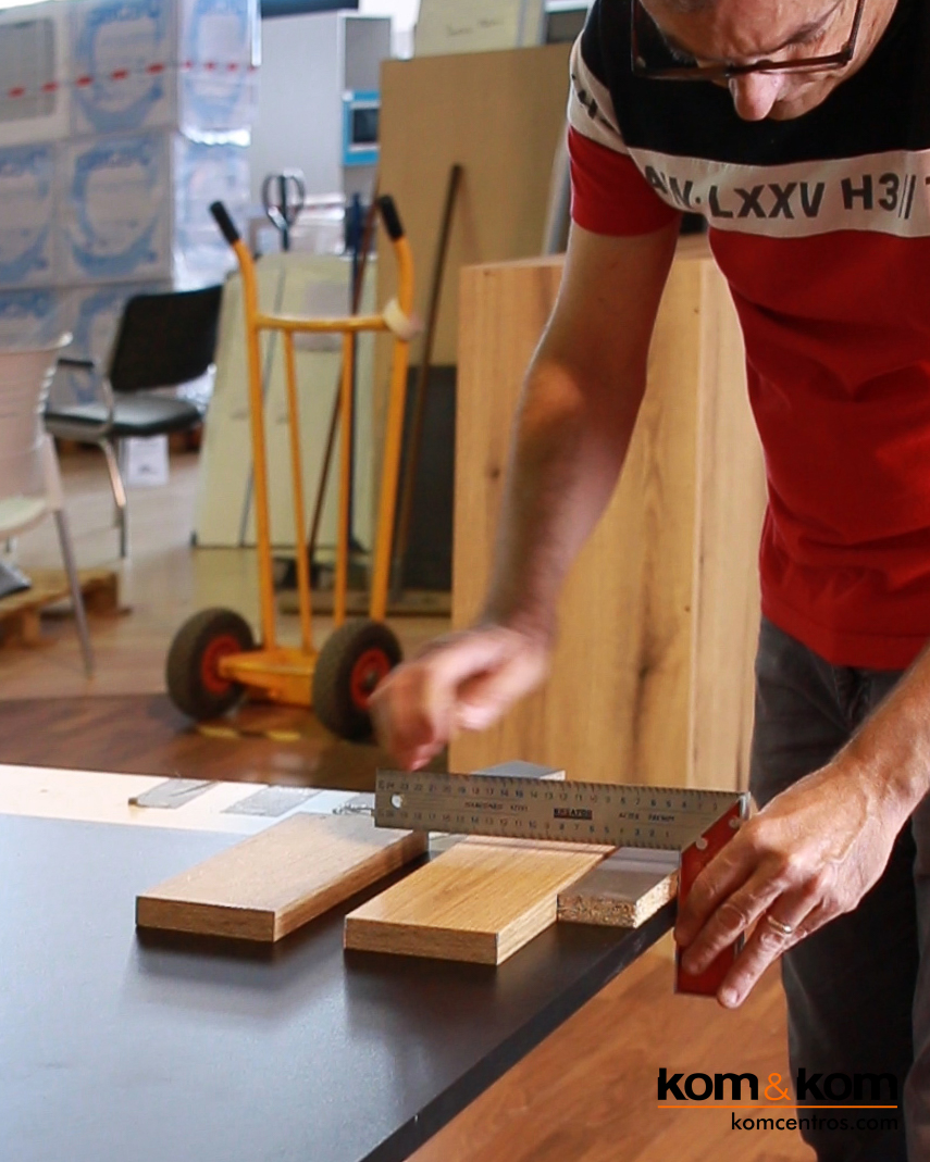 Carpintero trabajando la madera en el taller de Kom&Kom